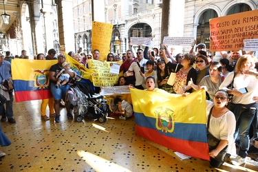 Genova, via XX Settembre - manifestazione equadoriani davanti al