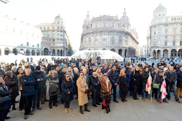 Genova, piazza De Ferrari - manifestazione a favore delle opere 