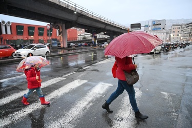Genova, centro - maltempo, pioggia, persone sotto l‚Äôombrello
