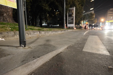 Genova, via Cadorna - palo semaforo a lato passerella per carroz