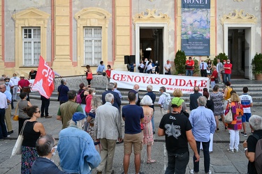 Genova, piazza De Ferrari - manifestazione collettivo Genova Sol