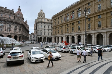 Genova, piazza De Ferrari - presidio taxisti che occupano la pia