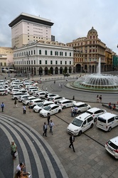 Genova, piazza De Ferrari - presidio taxisti che occupano la pia