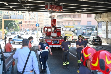 Genova, inizio via Cantore - caduta calcinacci da ponte autostra