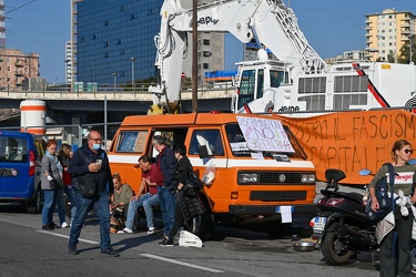 Genova, protesta no green pass varchi portuali