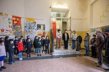Genova Certosa - scuola Ariosto - consegnate lavagne smart da as