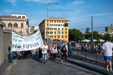 Genova, quartiere Lagaccio - manifestazione contro progetto funi