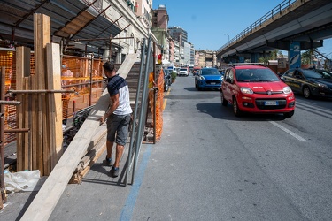 Genova, via Gramsci - operai al lavoro sotto il sole cocente del