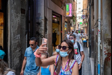 Genova, centro - turisti per le vie, nonostante il caldo