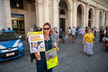 Genova, piazza De Ferrari - manifestazione contro la caccia con 