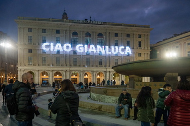 Genova, piazza De Ferrari - omaggio a Gianluca Vialli nel giorno
