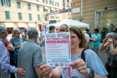 Genova, piazza Savonarola - presidio partito democratico contro 