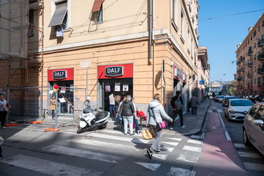 Genova, Rivarolo, via Rossini - rapina con sparatoria alla macel