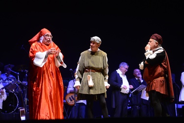 Genova - teatro Corte, spettacolo con sindaci e politici