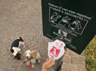 Genova - distributore di sacchetti igienici AMIU