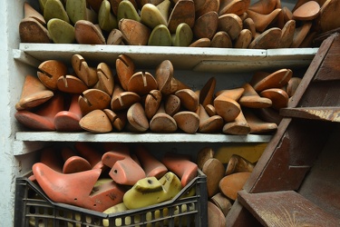 Genova, galleria Mazzini - bottega artigiana riparazione calzatu
