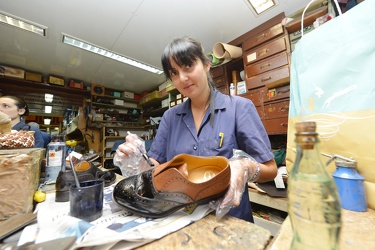 Genova, galleria Mazzini - bottega artigiana riparazione calzatu