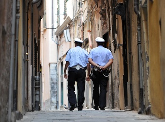 Genova - la polizia municipale chiude i bassi