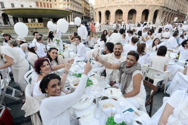Genova, Piazza De Ferrari - la cena in bianco
