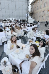 Genova, Piazza De Ferrari - la cena in bianco
