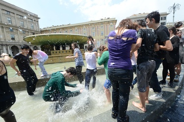 Genova - bagno nella fontana di Piazza De Ferrari per l'ultimo g