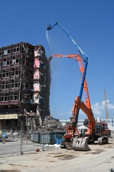 Genova, fiera - continua la demolizione del palazzo ex Nira