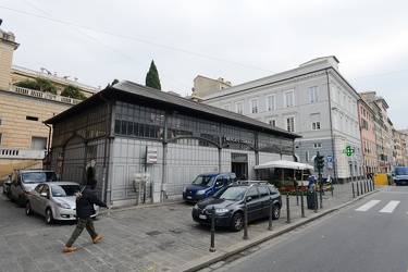 Genova, Piazza Statuto - il mercato comunale che si frappone tra