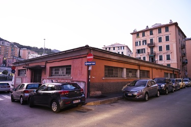 Genova, quartiere Marassi - mercato comunale piazzale Parenzo ch