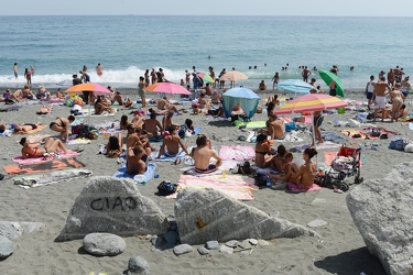 Genova Voltri - spiaggia in parziale ripascimento, ma molto freq