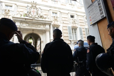 Genova - palazzo Tursi - consiglio comunale blindato per protest