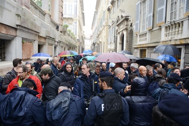 Genova - palazzo Tursi - consiglio comunale blindato per protest