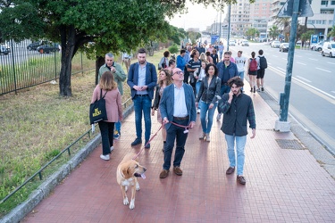 Genova, piazza Rossetti - passeggiata elettorale con cane per Ar
