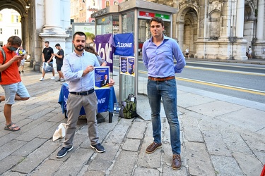 Genova, via XX Settembre - campagna per il NO al referendum sul 