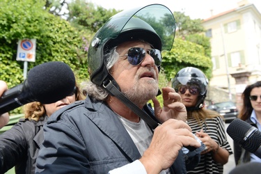 Genova - S Ilario - Beppe Grillo al voto con moglie