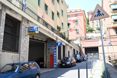 Genova, Lagaccio, via Centurione - parcheggio officina chiude