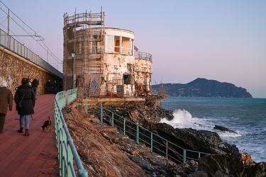 Genova Nervi - mareggiata sulla passeggiata anita garibaldi