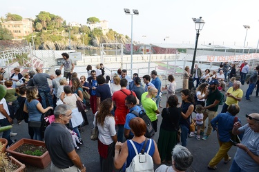 Genova Nervi - residenti si riuniscono davanti alla piscina nel 