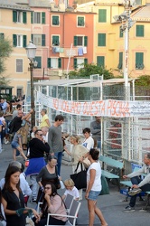 Genova Nervi - residenti si riuniscono davanti alla piscina nel 