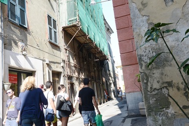 Genova Voltri - palazzo pericolante con impalcature dietro la ch