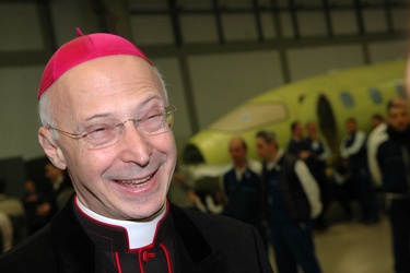 Cardinale Bagnasco celebra messa hangar Piaggio Aero
