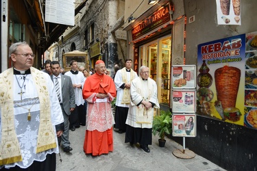 Genova - processione in via Pre con cardinale Angelo Bagnasco
