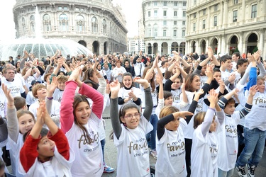 Genova - Piazza De Ferrari - gruppo maglietta fango