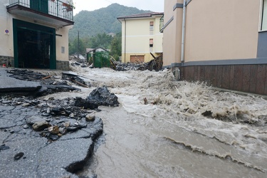 Montoggio, Genova - alluvione, paese isolato e spaccato in due