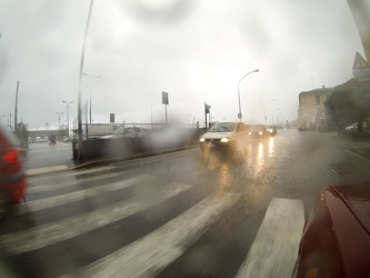 Genova, ponente - le strade flagellate dalla pioggia, difficolt