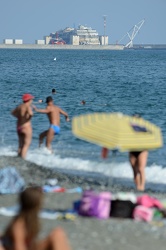 Genva Voltri, spiaggia pubblica con VTE sullo sfondo - il relitt