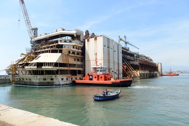 Genova - la Costa Concordia raggiunge il suo ultimo ormeggio