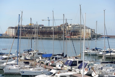 Genova - la Costa Concordia entra nel maxi bacino in cui verr√† 