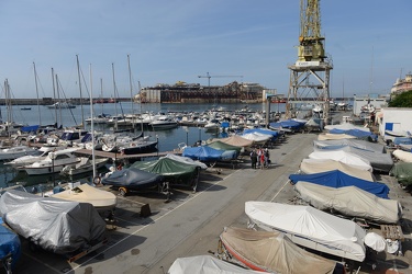 Genova - la Costa Concordia entra nel maxi bacino in cui verr√† 