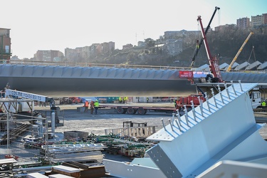 Genova - operazioni antecedenti a sollevamento impalcato da 100 