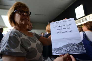 Genova - consiglio congiunto, protesta degli sfollati